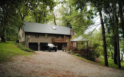 Waterfront Lake Views Villa With Hot tub in Hocking Hills
