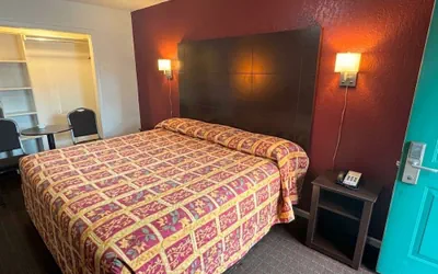 Photo 4 - Trade Winds Motel