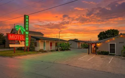 Photo 2 - Trade Winds Motel