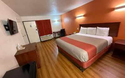 Photo 4 - Express Inn