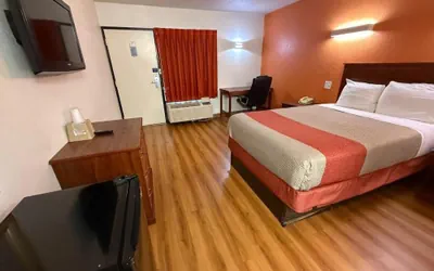 Photo 5 - Express Inn