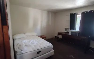Photo 5 - Bob's Woodstock Motel