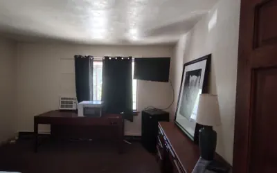Photo 3 - Bob's Woodstock Motel