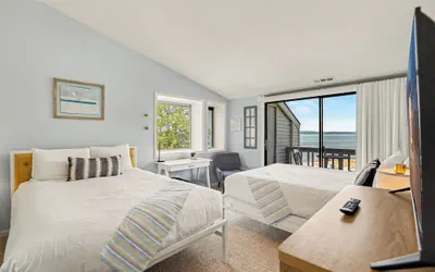 Photo 3 - 🏖 Top-floor Bay-view 1BR @ The Shores Grand Traverse Resort Sleeps 6