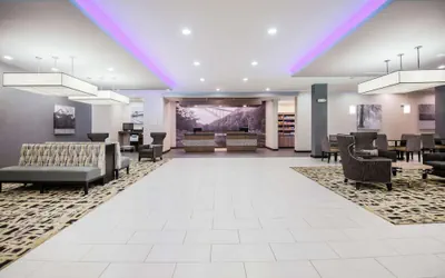 Photo 3 - La Quinta Inn & Suites by Wyndham Morgantown