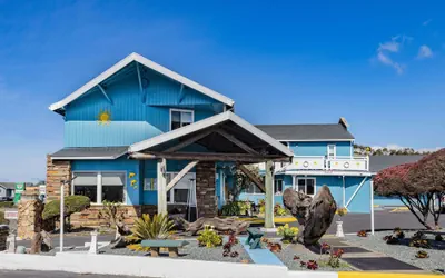 Photo 2 - Oceanside Inn & Suites, a Days Inn by Wyndham