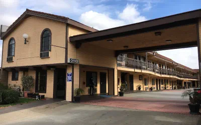 Photo 2 - Del Amo Inn