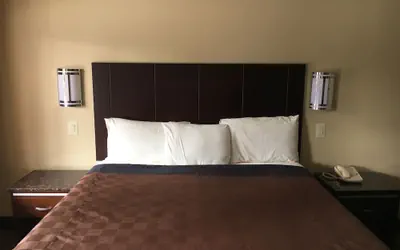 Photo 5 - Del Amo Inn