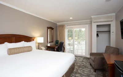 Photo 5 - Golden Gables Inn Dazzler Select by Wyndham