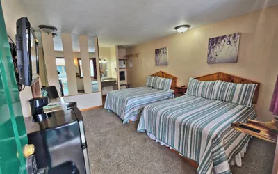 Photo 4 - Cedar Wood Inn