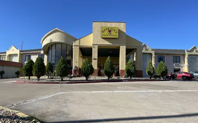 Photo 2 - Rose City Inn & Suites