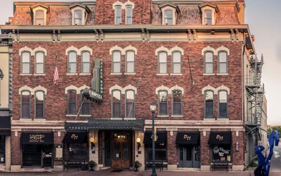 Photo 2 - The Black Hawk Hotel