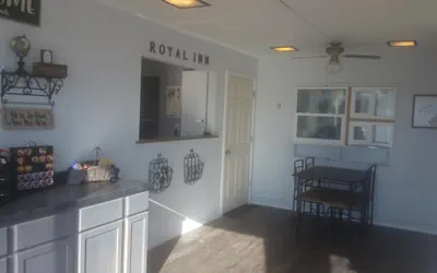 Photo 4 - Royal Inn