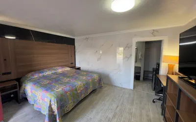 Photo 5 - Economy Inn
