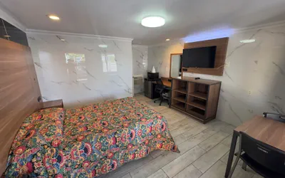 Photo 4 - Economy Inn