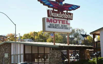 Photo 2 - Thunderbird Motel