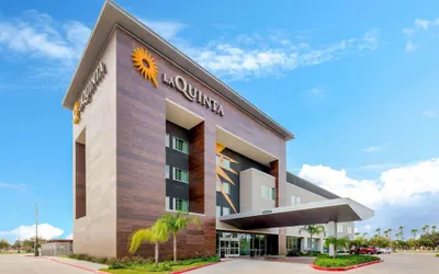 Photo 2 - La Quinta Inn & Suites by Wyndham McAllen Convention Center
