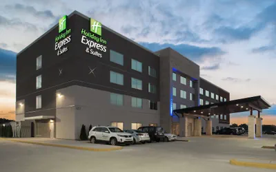 Photo 2 - Holiday Inn Express & Suites Kingdom City by IHG