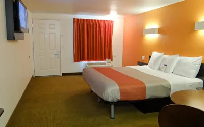 Photo 5 - Motel 6 Erie, PA