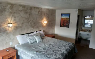 Photo 5 - High Desert Inn