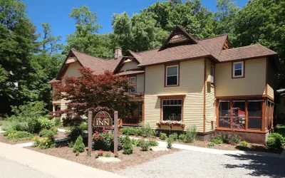 Photo 2 - Twin Oaks Inn