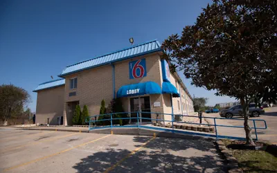 Photo 2 - Motel 6 New Iberia, LA