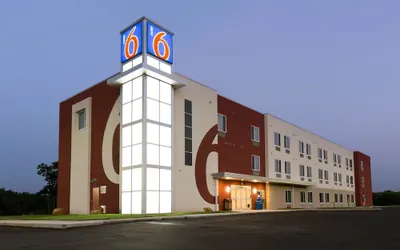 Photo 2 - Motel 6 Poplar Bluff, MO