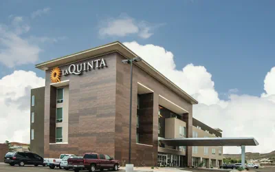 Photo 2 - La Quinta Inn & Suites by Wyndham Kingman