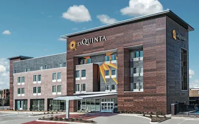 Photo 2 - La Quinta Inn & Suites by Wyndham Dallas Grand Prairie North