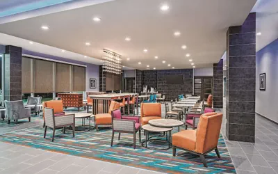 Photo 3 - La Quinta Inn & Suites by Wyndham Dallas Grand Prairie North