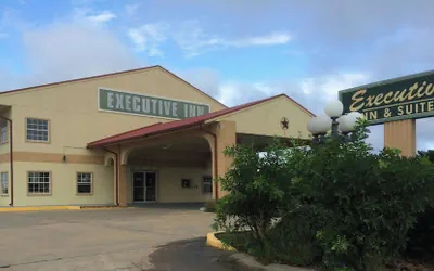 Photo 2 - Executive Inn & Suites Schulenburg