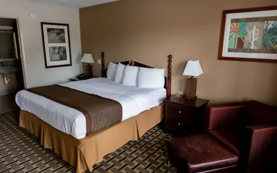 Photo 3 - Regency Inn