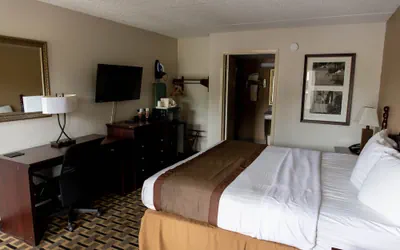 Photo 4 - Regency Inn
