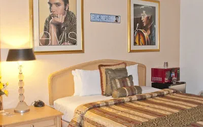 Photo 2 - El Trovatore Motel