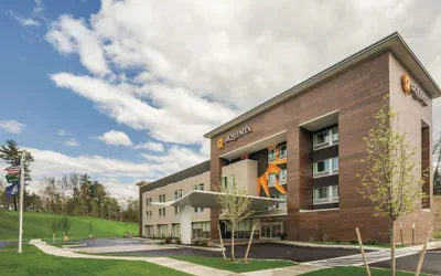 Photo 2 - La Quinta Inn & Suites by Wyndham Clifton Park/Saratoga Area