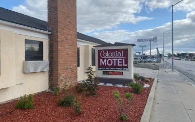 Photo 2 - Colonial Motel