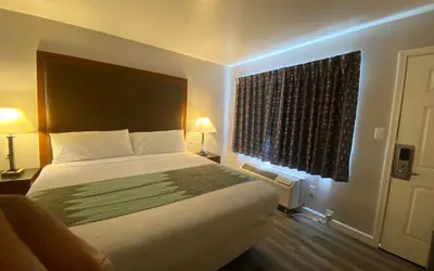 Photo 5 - Colonial Motel