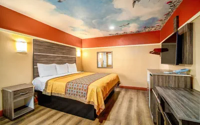Photo 4 - Geneva Motel