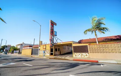 Photo 2 - Geneva Motel