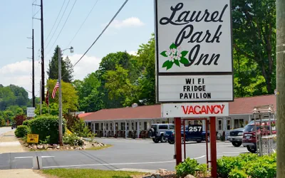 Photo 2 - Laurel Park Inn