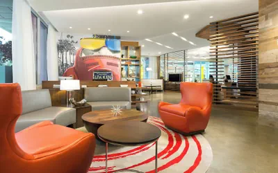 Photo 2 - Courtyard by Marriott Santa Monica