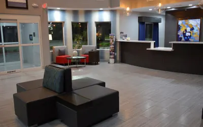 Photo 3 - Del-Mar Airport Inn & Suites
