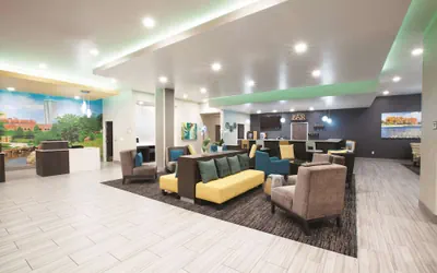 Photo 3 - La Quinta Inn & Suites by Wyndham Tulsa Broken Arrow