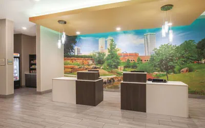 Photo 4 - La Quinta Inn & Suites by Wyndham Tulsa Broken Arrow