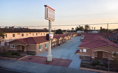 Photo 2 - Diamond Bell Inn & Suites