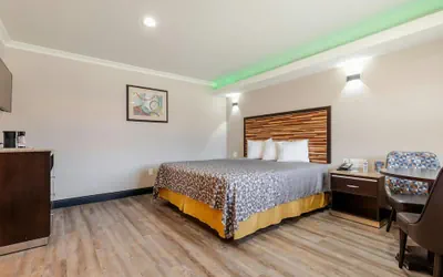 Photo 2 - Diamond Bell Inn & Suites