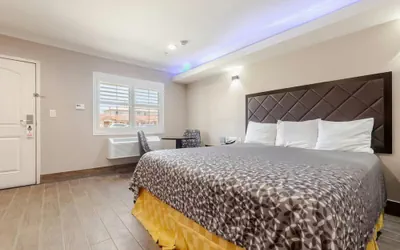Photo 5 - Diamond Bell Inn & Suites