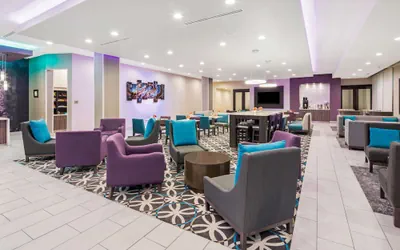 Photo 4 - La Quinta Inn & Suites by Wyndham McAllen La Plaza Mall