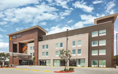 Photo 2 - La Quinta Inn & Suites by Wyndham McAllen La Plaza Mall