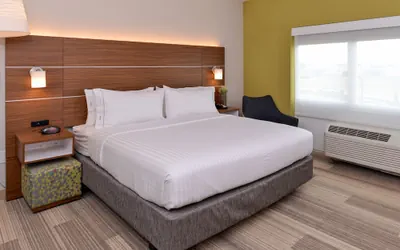 Photo 3 - Holiday Inn Express & Suites St. Petersburg - Madeira Beach by IHG